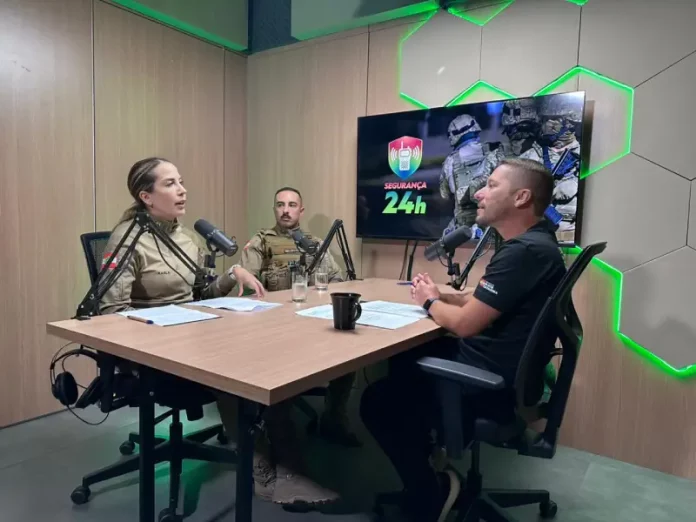 Secretário Bruno Oliveira dando entrevista sobre o Núcleo de Podcasts