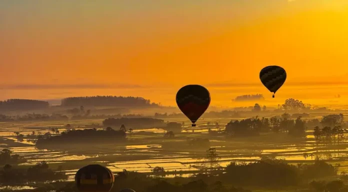 Onda de calor em Santa Catarina mantém temperaturas acima de 32°C no fim de semana Balões coloridos sobrevoando a paisagem sob céu limpo e ensolarado, ilustrando o calor intenso e a onda de calor em Santa Catarina.
