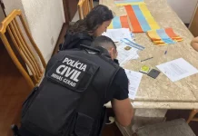 Agentes da Polícia Civil analisam documentos durante busca e apreensão da Operação Dublê contra fraudes e lavagem de dinheiro