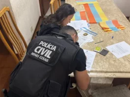 Agentes da Polícia Civil analisam documentos durante busca e apreensão da Operação Dublê contra fraudes e lavagem de dinheiro