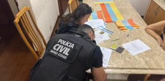 Agentes da Polícia Civil analisam documentos durante busca e apreensão da Operação Dublê contra fraudes e lavagem de dinheiro