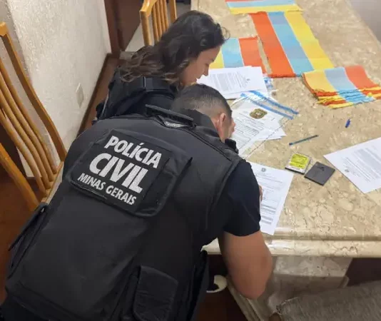 Operação Dublê investiga fraude com uso do nome da Havan Agentes da Polícia Civil analisam documentos durante busca e apreensão da Operação Dublê contra fraudes e lavagem de dinheiro