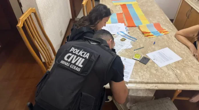 Agentes da Polícia Civil analisam documentos durante busca e apreensão da Operação Dublê contra fraudes e lavagem de dinheiro