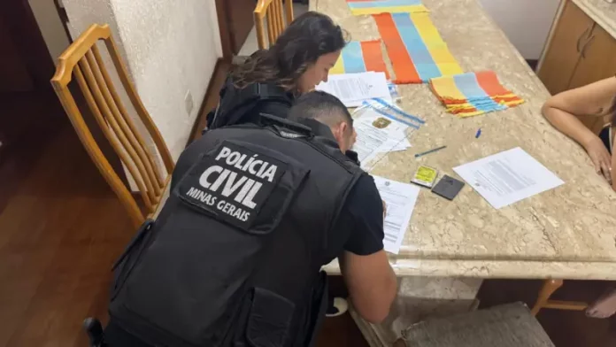Agentes da Polícia Civil analisam documentos durante busca e apreensão da Operação Dublê contra fraudes e lavagem de dinheiro
