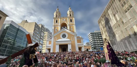 Fiéis participam da Procissão do Senhor dos Passos em frente à Catedral Metropolitana de Florianópolis, com imagens religiosas sendo conduzidas durante a celebração.