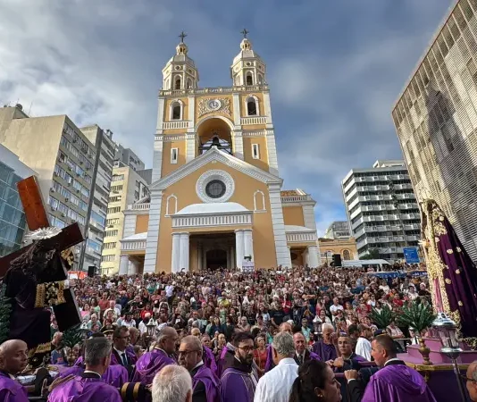 Fiéis participam da Procissão do Senhor dos Passos em frente à Catedral Metropolitana de Florianópolis, com imagens religiosas sendo conduzidas durante a celebração.