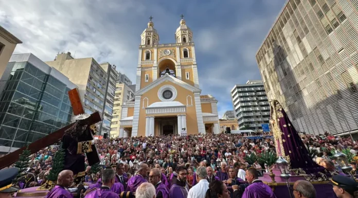 Fiéis participam da Procissão do Senhor dos Passos em frente à Catedral Metropolitana de Florianópolis, com imagens religiosas sendo conduzidas durante a celebração.