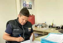 iretor executivo do Procon, Tetê Souza analisando processos