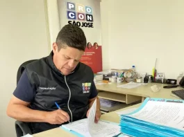 iretor executivo do Procon, Tetê Souza analisando processos