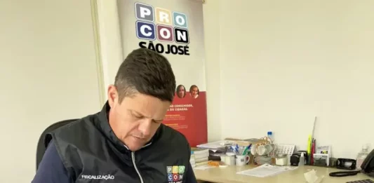 iretor executivo do Procon, Tetê Souza analisando processos