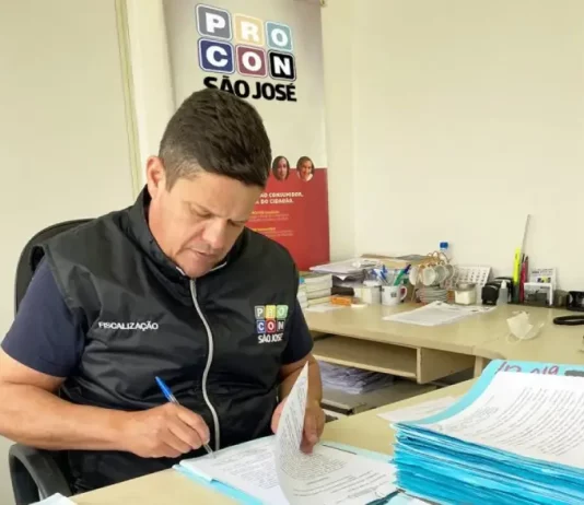 iretor executivo do Procon, Tetê Souza analisando processos