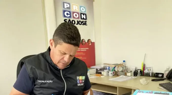 Procon de São José multa iFood em R$ 70 mil por prática abusiva iretor executivo do Procon, Tetê Souza analisando processos