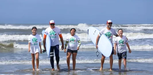 crianças e adolescentes saindo do mar com pranchas de surf durante atividade esportiva, ilustrando a inclusão e o acesso ao esporte promovidos pelo Programa de Incentivo ao Esporte SC