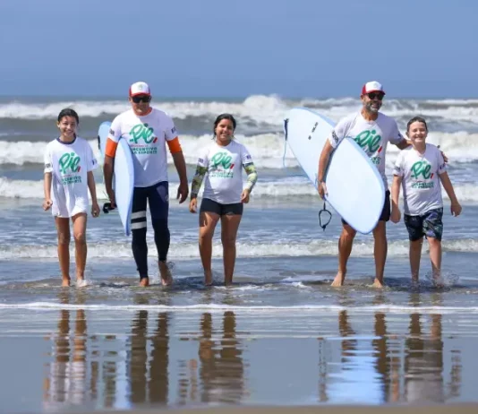 Programa de Incentivo ao Esporte SC amplia acesso e transforma vidas crianças e adolescentes saindo do mar com pranchas de surf durante atividade esportiva, ilustrando a inclusão e o acesso ao esporte promovidos pelo Programa de Incentivo ao Esporte SC
