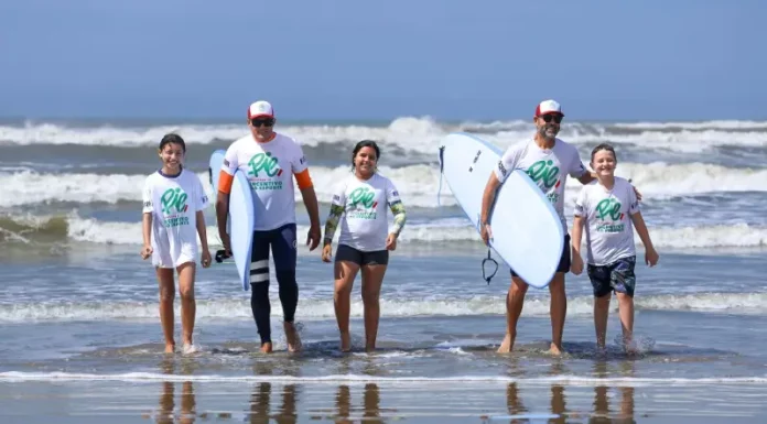 crianças e adolescentes saindo do mar com pranchas de surf durante atividade esportiva, ilustrando a inclusão e o acesso ao esporte promovidos pelo Programa de Incentivo ao Esporte SC