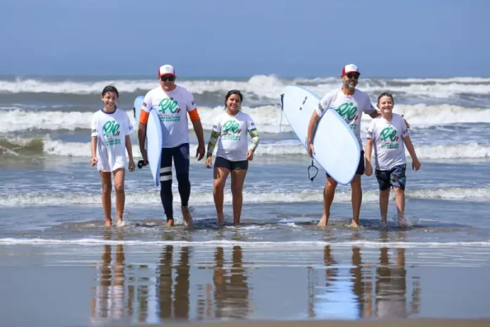 programa-incentivo-esporte (1) crianças e adolescentes saindo do mar com pranchas de surf durante atividade esportiva, ilustrando a inclusão e o acesso ao esporte promovidos pelo Programa de Incentivo ao Esporte SC