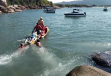 Queda em costão na Barra da Lagoa, em Florianópolis, deixa três feridos Bombeiros resgatando vítimas de queda em costão na Barra da Lagoa