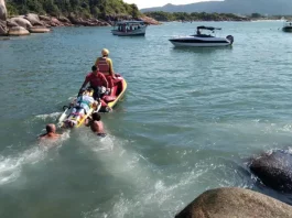 Bombeiros resgatando vítimas de queda em costão na Barra da Lagoa