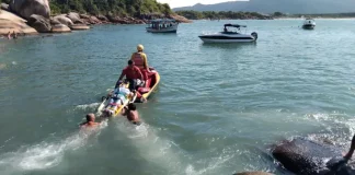 Bombeiros resgatando vítimas de queda em costão na Barra da Lagoa