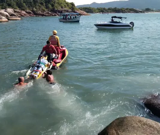 Bombeiros resgatando vítimas de queda em costão na Barra da Lagoa