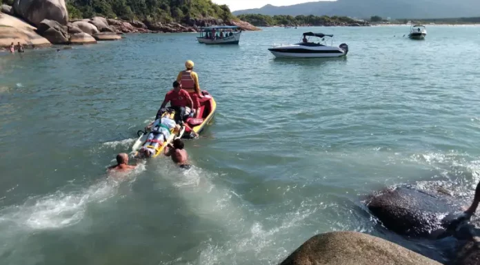 Bombeiros resgatando vítimas de queda em costão na Barra da Lagoa