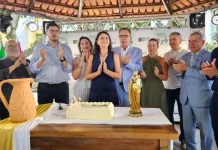 Prefeito, Vice-prefeito acompanhados com as esposas e demais autoridades no corte do bolo em homenagem aos 276 anos de São José