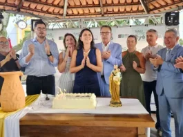 276 anos de São José: missa, festa e tradições culturais Prefeito, Vice-prefeito acompanhados com as esposas e demais autoridades no corte do bolo em homenagem aos 276 anos de São José
