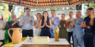 Prefeito, Vice-prefeito acompanhados com as esposas e demais autoridades no corte do bolo em homenagem aos 276 anos de São José