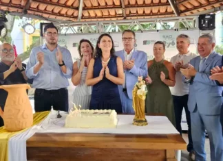 Prefeito, Vice-prefeito acompanhados com as esposas e demais autoridades no corte do bolo em homenagem aos 276 anos de São José