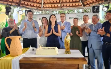 276 anos de São José: missa, festa e tradições culturais Prefeito, Vice-prefeito acompanhados com as esposas e demais autoridades no corte do bolo em homenagem aos 276 anos de São José