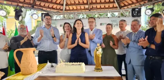 Prefeito, Vice-prefeito acompanhados com as esposas e demais autoridades no corte do bolo em homenagem aos 276 anos de São José