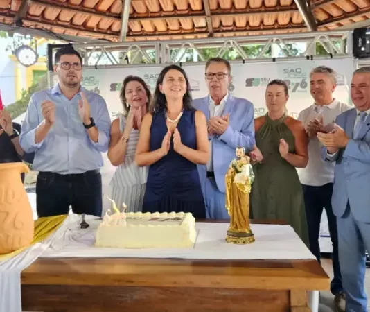 Prefeito, Vice-prefeito acompanhados com as esposas e demais autoridades no corte do bolo em homenagem aos 276 anos de São José