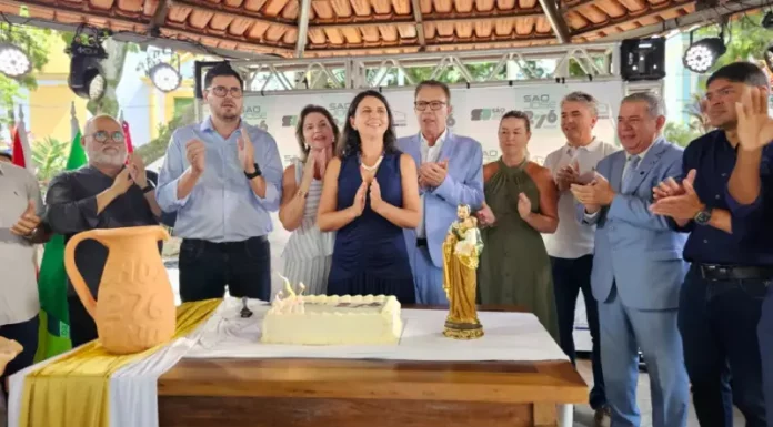 Prefeito, Vice-prefeito acompanhados com as esposas e demais autoridades no corte do bolo em homenagem aos 276 anos de São José