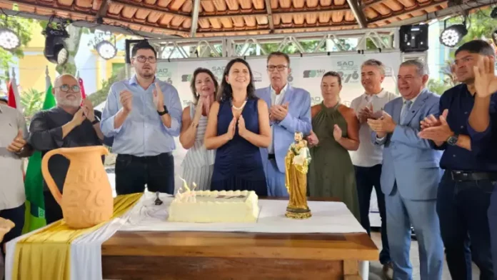 Prefeito, Vice-prefeito acompanhados com as esposas e demais autoridades no corte do bolo em homenagem aos 276 anos de São José