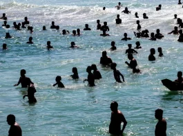 Último fim de semana de verão com sol e calor em SC Turistas se refrescando na água durante sol e calor no litoral catarinense