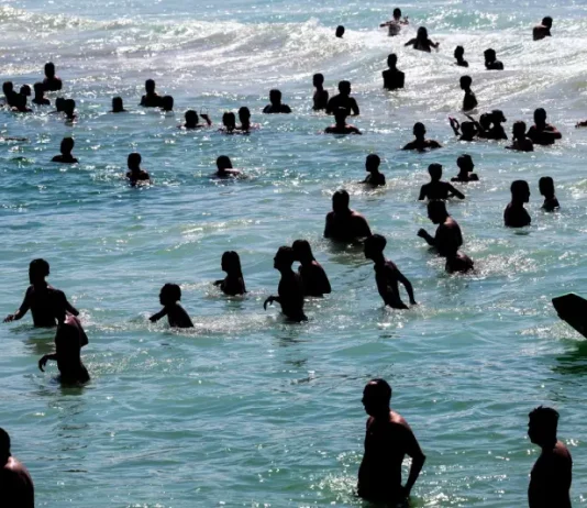 Último fim de semana de verão com sol e calor em SC Turistas se refrescando na água durante sol e calor no litoral catarinense
