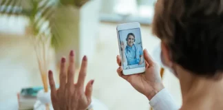 Moradora realiza consulta médica por videochamada no celular, ilustrando o funcionamento do Tele Saúde São José com atendimento digital 24 horas.