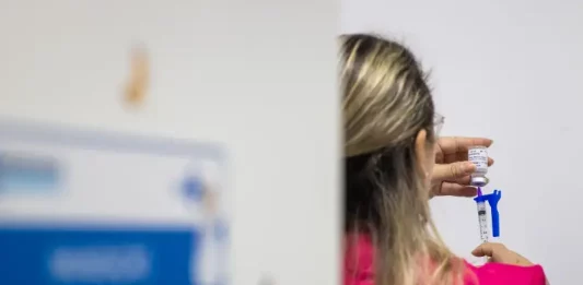 Profissional organiza dose para vacinação contra a gripe em Florianópolis