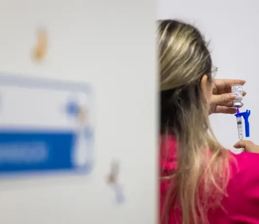 Florianópolis inicia vacinação contra gripe neste sábado (28) Profissional organiza dose para vacinação contra a gripe em Florianópolis