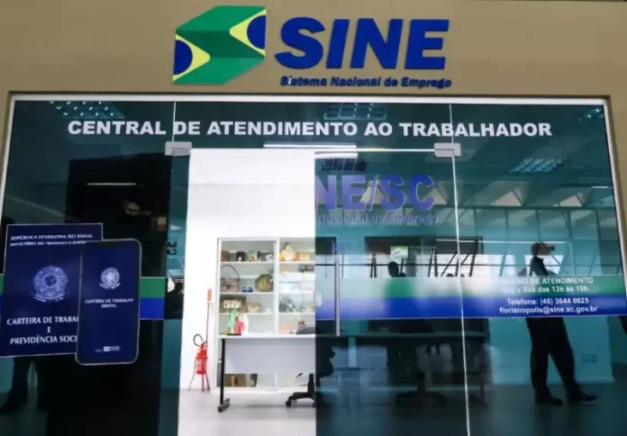 Unidade do Sine SC com central de atendimento ao trabalhador que oferece encaminhamento para vagas de emprego em Santa Catarina.