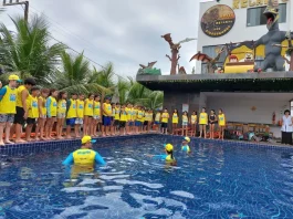Crianças participam de atividade do Projeto Golfinho SC em piscina, acompanhadas por instrutores, aprendendo práticas de prevenção de afogamentos e segurança na água.