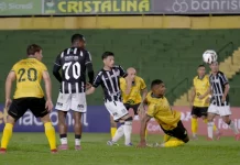 Jogadores do Figueirense e Ypiranga em campo, representando o futebol da semana