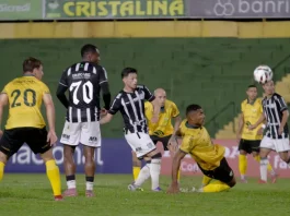Jogadores do Figueirense e Ypiranga em campo, representando o futebol da semana