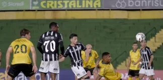 Jogadores do Figueirense e Ypiranga em campo, representando o futebol da semana