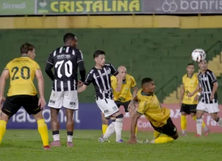 Nem tudo é festa: os bastidores do futebol Jogadores do Figueirense e Ypiranga em campo, representando o futebol da semana
