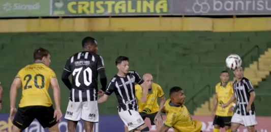 Jogadores do Figueirense e Ypiranga em campo, representando o futebol da semana