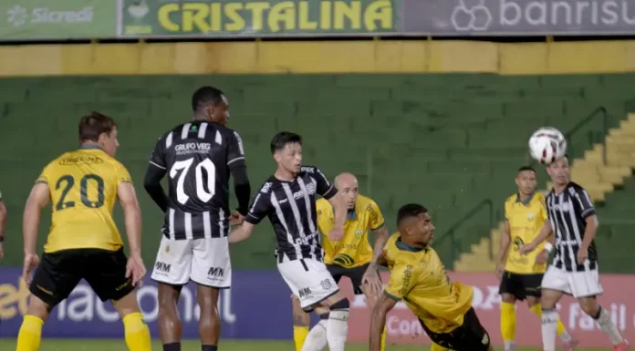 Jogadores do Figueirense e Ypiranga em campo, representando o futebol da semana