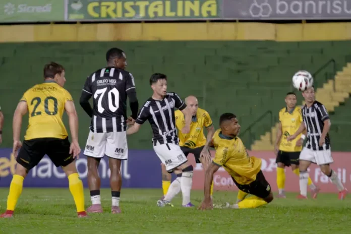 Figueirense e Ypiranga Jogadores do Figueirense e Ypiranga em campo, representando o futebol da semana