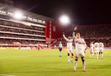 Jogadores do Flamengo em campo após partida de futebol