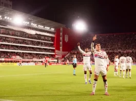 Jogadores do Flamengo em campo após partida de futebol